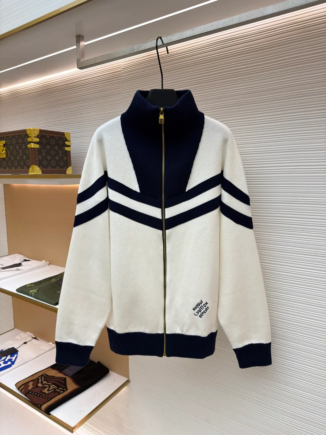LOUISVUITTON line and color embroidered jacket ●Original version: 21300 purchased and developed ●Item number: 1680860-B75 ●Fabric: combed cotton fabric ●Technology: embroidery production ●Version: Fitted version ●Weight: about 965 grams ●Size: S-M-L-XL ●Description: The yarn is made of [2/40 count 100% combed cotton], It is made of [14-needle computer woven piece], the whole piece is solid sesame base, [about 160 minutes], the blue and white strips are [hair hanging method], and the weaving time is longer [about 70 minutes]; when sewing, the hem ribs and cuff ribs need to be [stitched in double layers], the collar bone is wrapped so that it does not show up, [the collar needs to be sewn twice], the bottom bone and the shirt body bone are not in the same line When sewing the sleeves, you need to sew in a circle, which takes a long time to sew. After embroidering, you need to carve the blue and white strips of tape and the zipper. When flat sewing, you need to pay special attention to the straight position of the straps, which can easily become skewed. The zipper is [inside the rib position], and the collar is very high. It is difficult to sew the zipper. The entire production process requires too many steps, and the wool is white, so it is very easy to get dirty, which increases the finishing time and the defective rate. The overall wiring is straight and delicate, the fabric is comfortable and soft, and the color is consistent without color difference. It can be matched with the same style to create a fashionable look and control various occasions. Customized accessories, complete with three standards, same style for men and women!